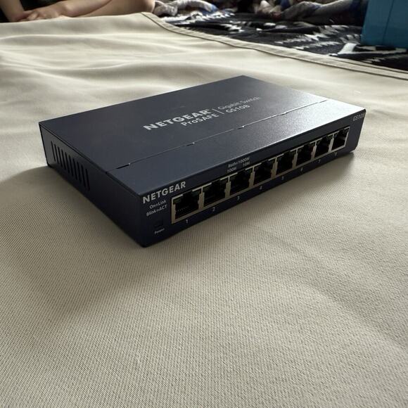 Netgear ProSafe GS108v4 8 Port Gigabit Desktop Ethernet Unmanaged Switch ProSafe - Picture 5 of 13
